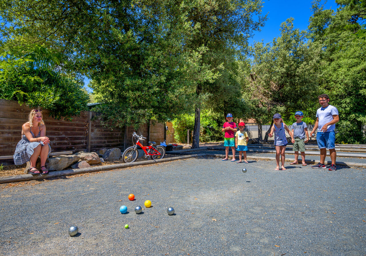 Campo de petanca sombreado, familia jugando en el camping CAPFUN Ecureuils en JARD SUR MER (85).