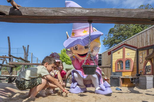 Mascota y niños jugando en el área de juegos del camping CAPFUN Ecureuils en JARD SUR MER.