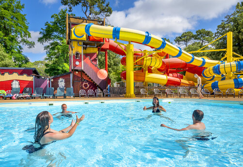 Piscina exterior con toboganes gigantes en el camping CAPFUN Ecureuils en JARD SUR MER (85).