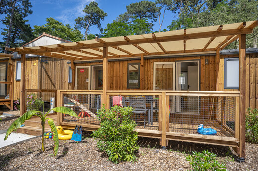Mobil-home de madera con terraza cubierta en el camping CAPFUN Ecureuils en JARD SUR MER (85).