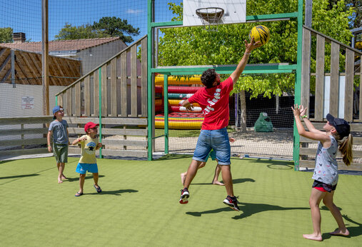 Baloncesto en cancha multideporte al camping CAPFUN Ecureuils JARD SUR MER.