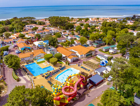 Parque acu�tico, toboganes, vista a�rea en el camping CAPFUN Ecureuils en JARD SUR MER (85).