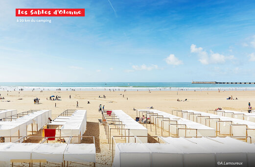Playa de Les Sables d'Olonne con cabinas y ba�istas, Vend�e.