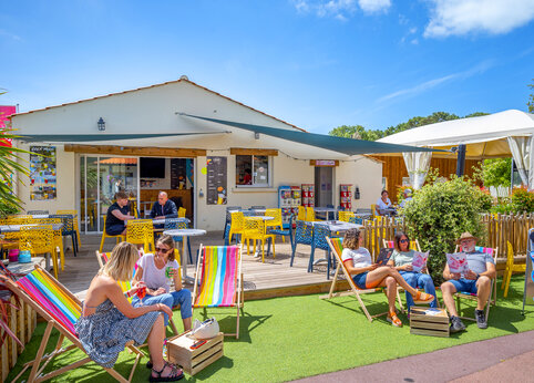 Bar y terraza soleada en el camping CAPFUN Ecureuils en JARD SUR MER (85).