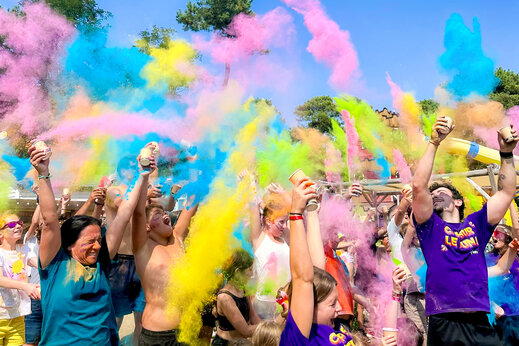 Animación colorida con polvo Holi para veraneantes en el camping CAPFUN Ecureuils en JARD SUR MER (85).
