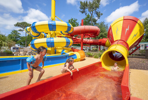 Toboganes acu�ticos coloridos para ni�os en el camping CAPFUN Ecureuils JARD SUR MER (85).