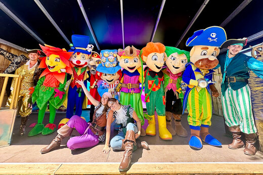 Mascotas y animadores disfrazados en el escenario para un espectáculo en el camping CAPFUN Ecureuils en JARD SUR MER (85).