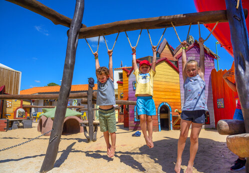 Niños en juegos de escalada de madera en el camping CAPFUN Ecureuils en JARD SUR MER (85).