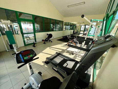 Gimnasio equipado con cintas de correr y bicicletas en el camping CAPFUN Ecureuils en JARD SUR MER (85)