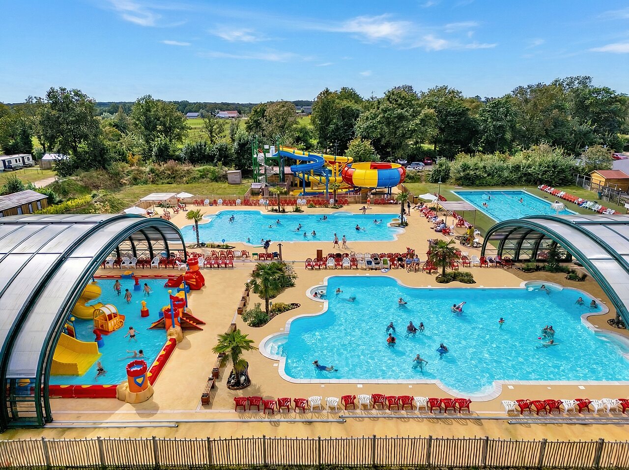 Gran parque acu�tico con piscinas, toboganes y juegos de agua en el camping CAPFUN Eibernest en Eibergen.
