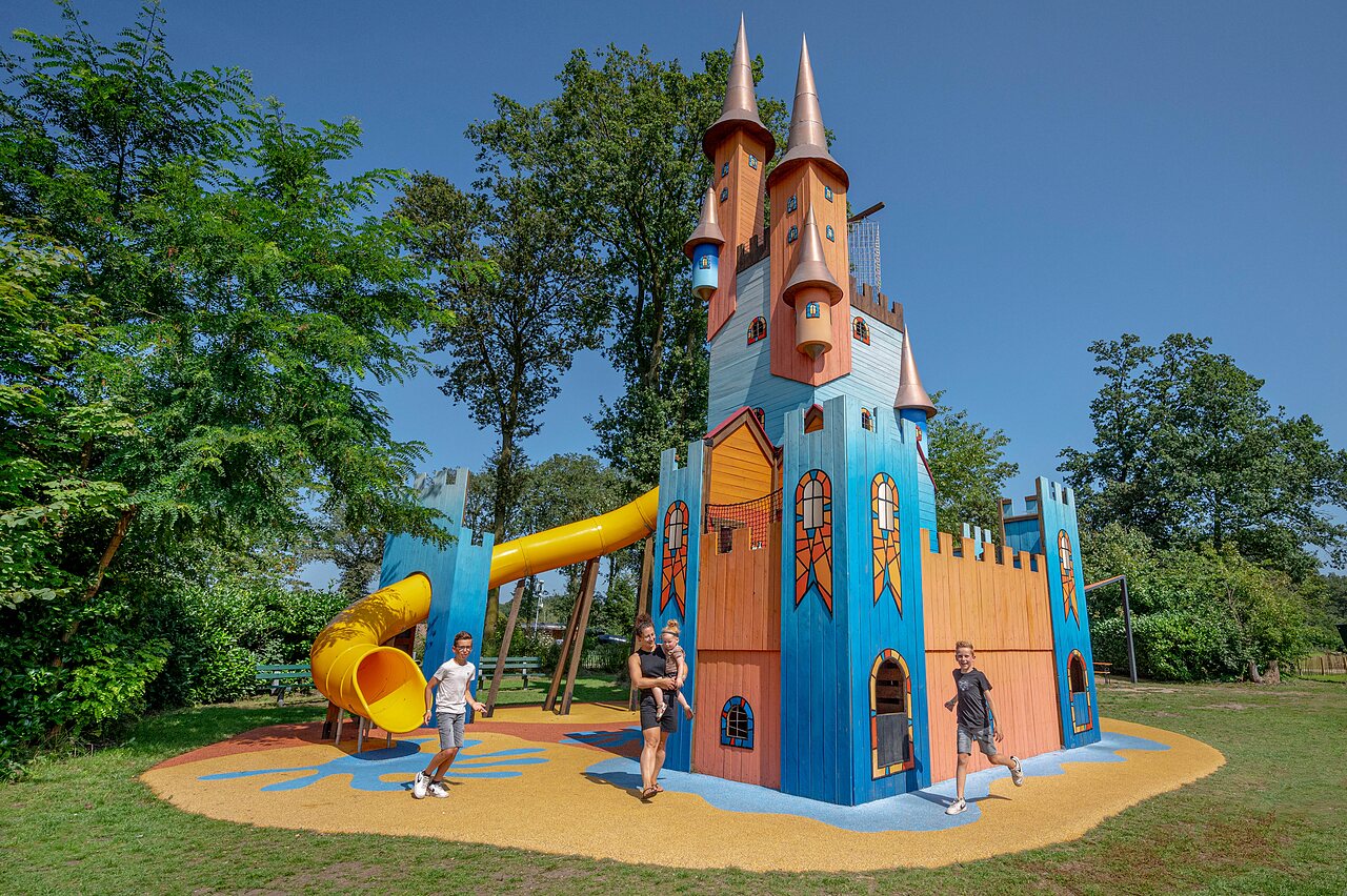Parque infantil castillo colorido con toboganes en camping CAPFUN Eibernest en Eibergen.