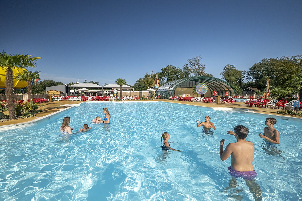 Gran piscina exterior con tobog�n y familias en el camping CAPFUN Eibernest en Eibergen.