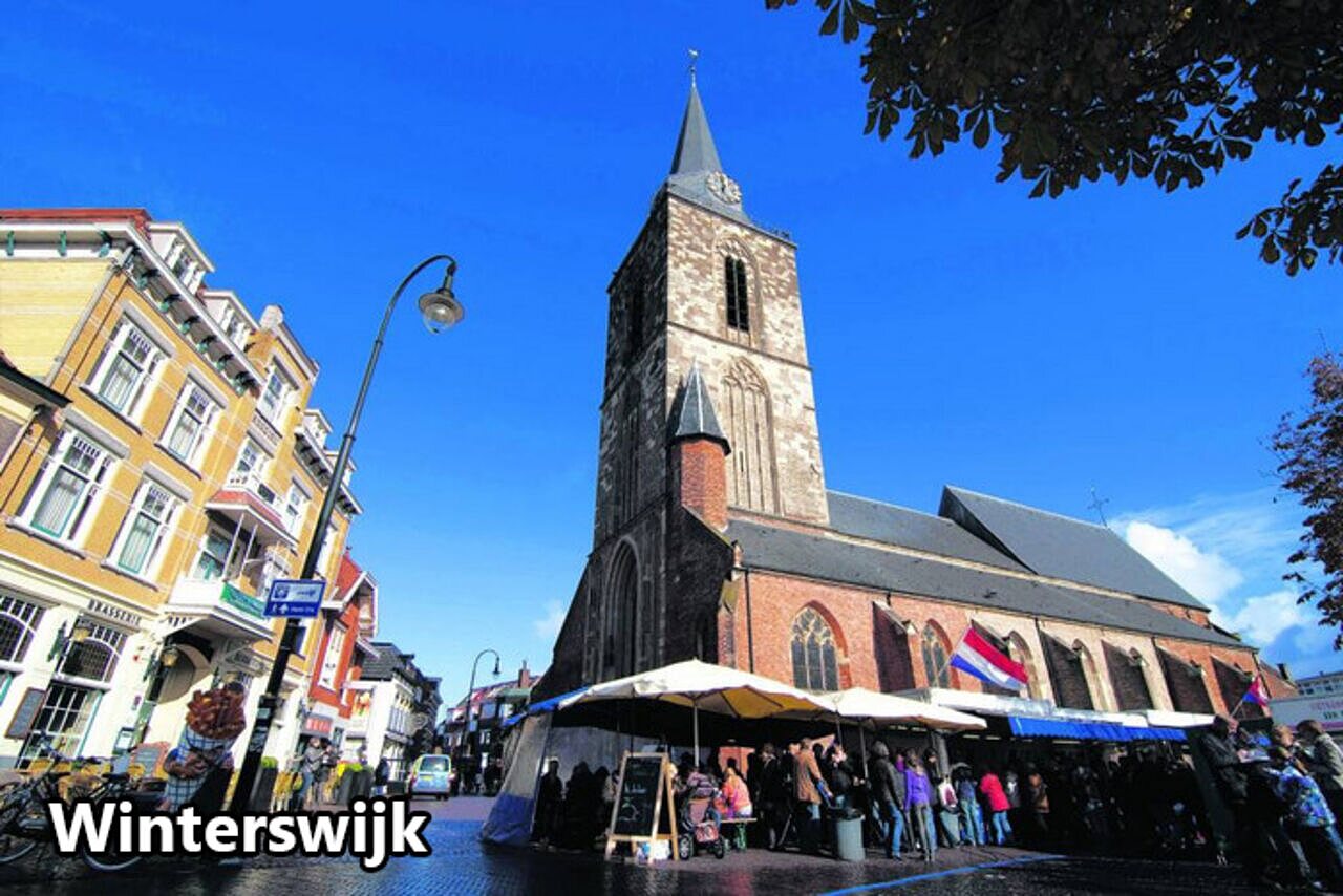 Iglesia Jacobskerk y mercado vibrante en la plaza de Winterswijk, Pa�ses Bajos.