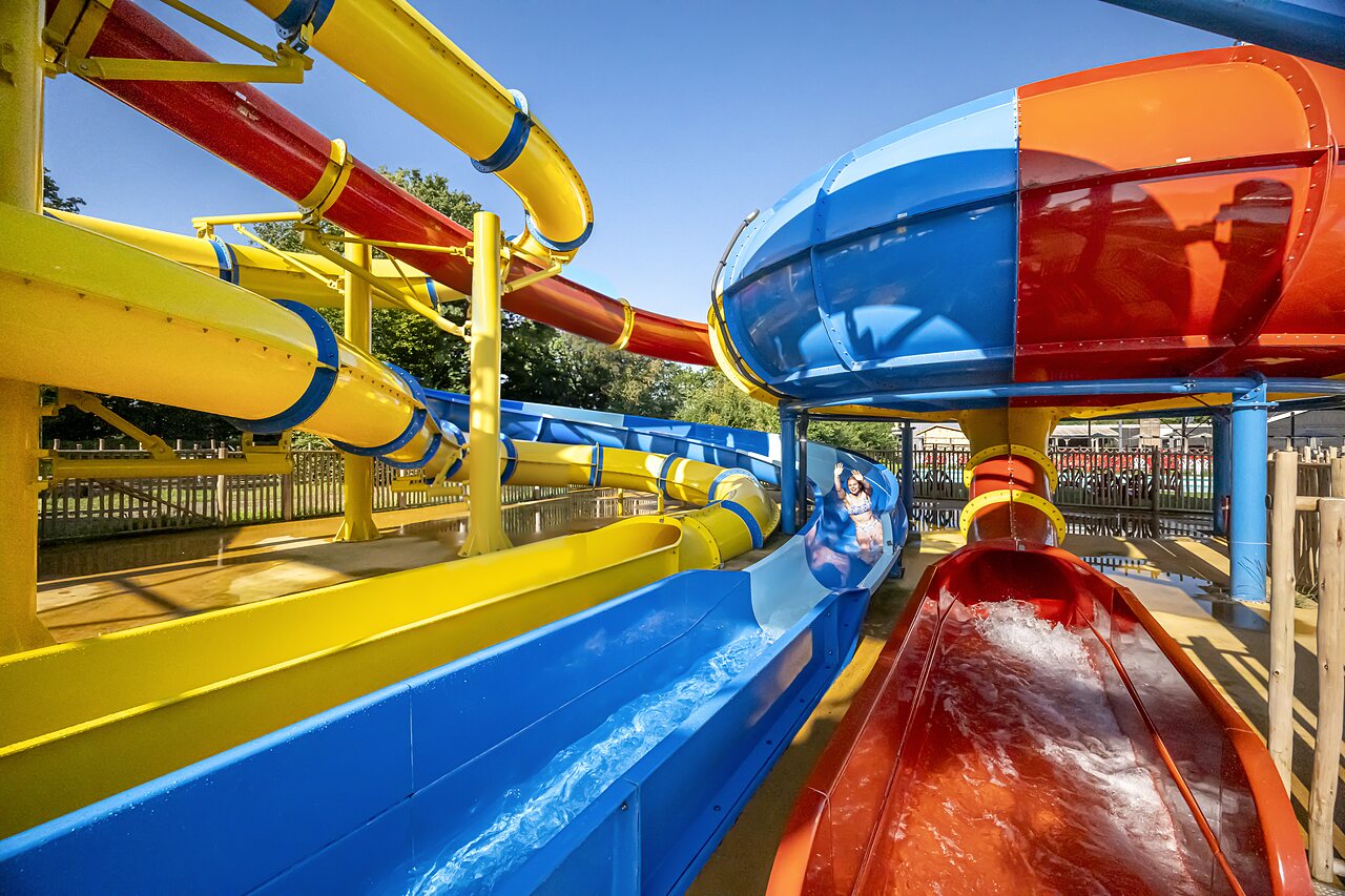 Toboganes acu�ticos coloridos y juegos de agua en el camping CAPFUN Eibernest en Eibergen.