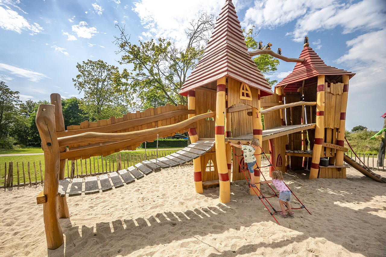 Zona de juegos de madera, puentes y redes de escalada en el camping CAPFUN Eibernest en Eibergen.