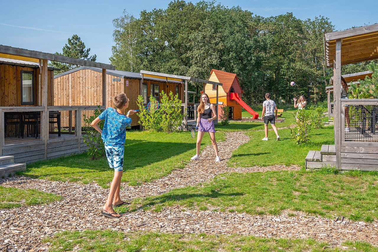Ni�os jugando b�dminton cerca de mobil-homes en el camping CAPFUN Eibernest en Eibergen.