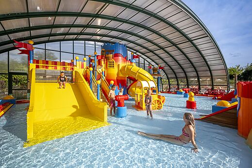 Piscina cubierta con toboganes y juegos acu�ticos en el camping CAPFUN Eibernest en Eibergen.
