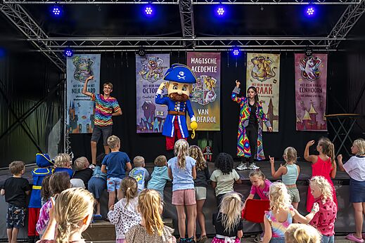 Espect�culo de animaci�n infantil con mascota pirata en el camping CAPFUN Eibernest en Eibergen.