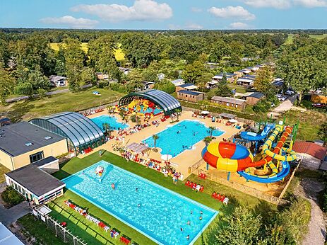Piscinas exteriores e interiores, toboganes acu�ticos en el camping CAPFUN Eibernest en Eibergen.
