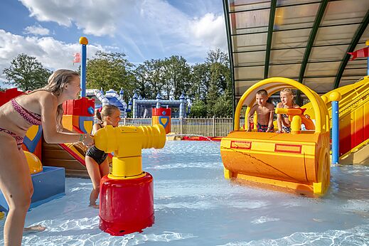 Piscina con juegos de agua interactivos y niños en el camping CAPFUN Eibernest en Eibergen.