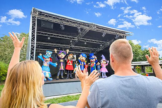 Mascotas en el escenario durante un espectáculo de animación en el camping CAPFUN Eibernest en Eibergen.