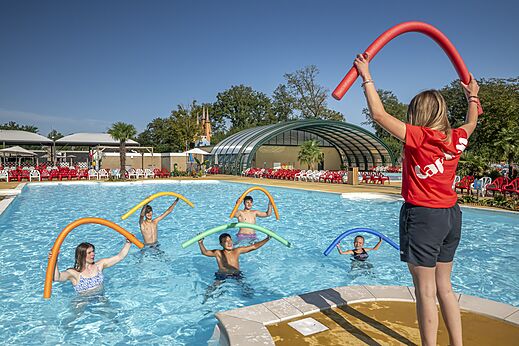 Animación acuática y niños en la piscina exterior del camping CAPFUN Eibernest en Eibergen.