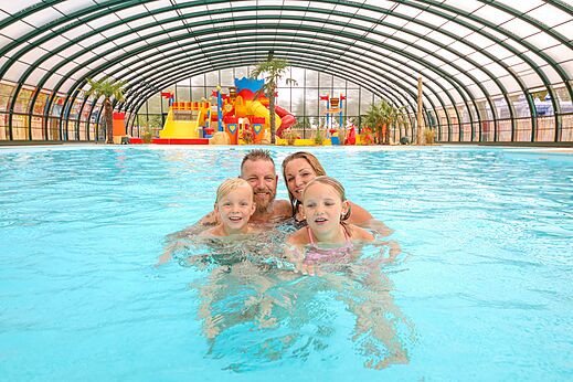 Piscina cubierta, juegos acuáticos y familia en el camping CAPFUN Eibernest en Eibergen.