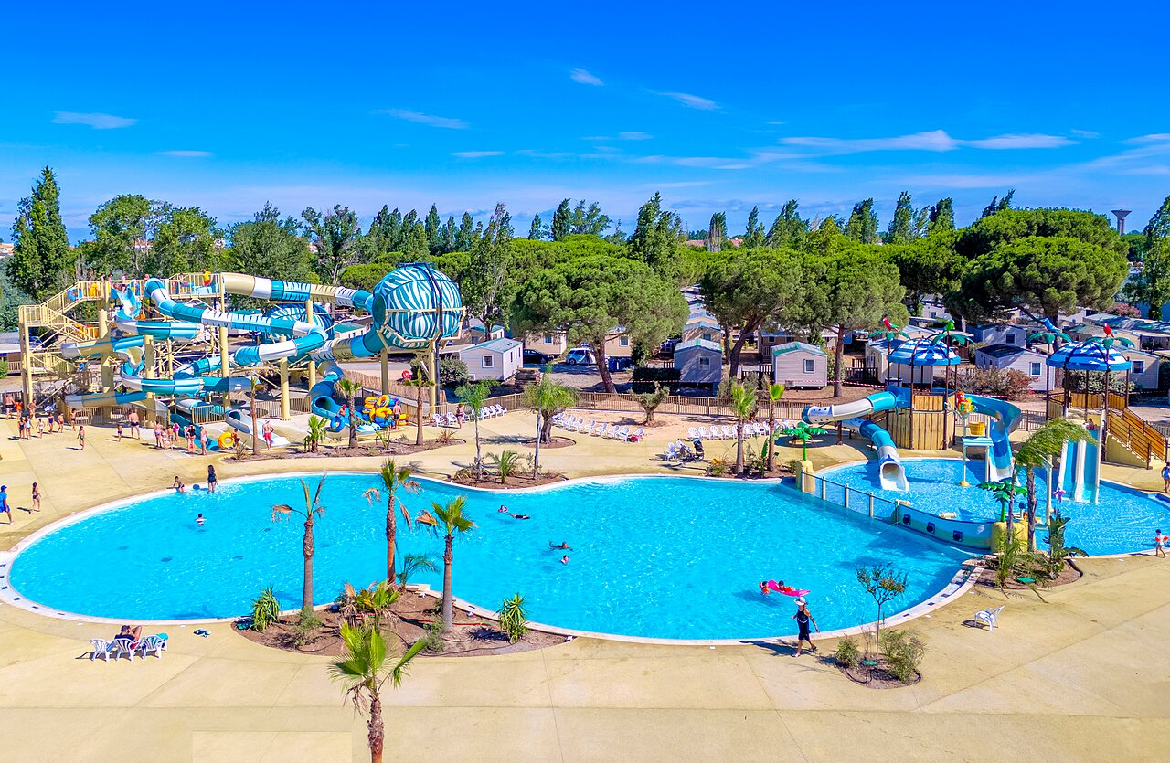 Gran parque acu�tico con toboganes y piscinas en el camping VAGUES OCEANES Elys�e en Le Grau du Roi (30).