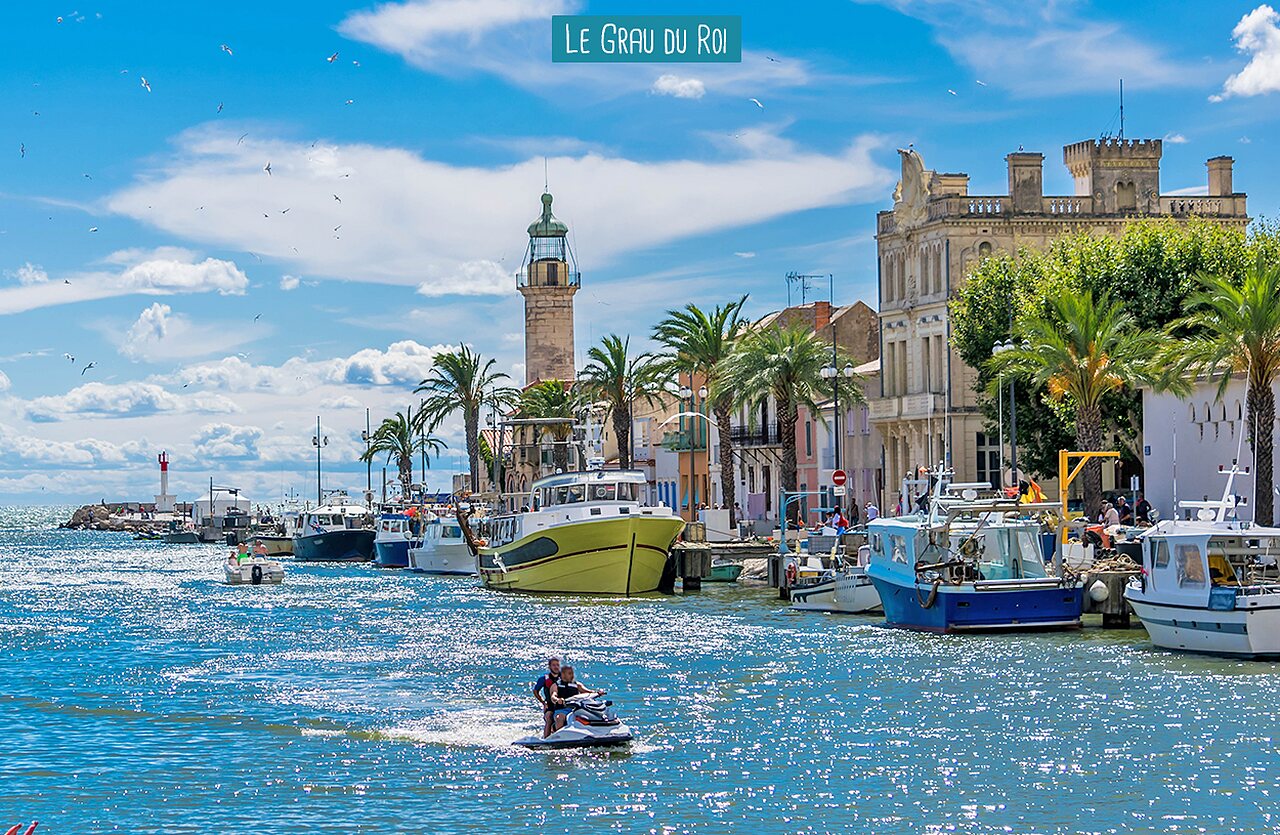 Puerto deportivo de Le Grau du Roi, barcos, moto acu�tica y faro emblem�tico.