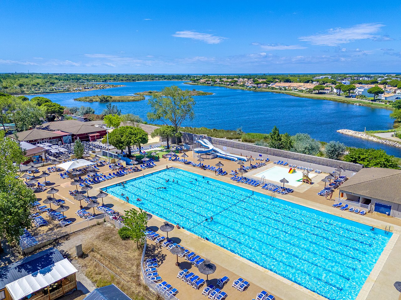 Piscina, toboganes, restaurante, lago en camping VAGUES OCEANES Elys�e, Grau du Roi.