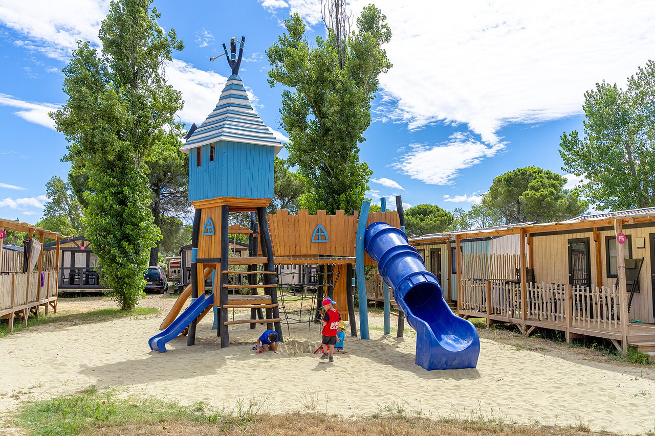 Toboganes infantiles en el camping VAGUES OCEANES Elys�e en Le Grau du Roi (30).