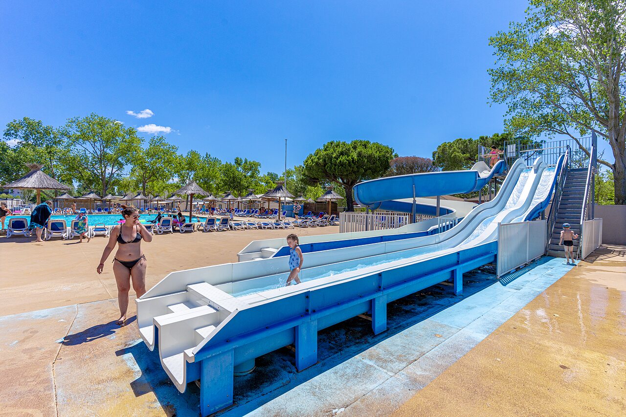 Toboganes y piscina exterior en el camping VAGUES OCEANES Elys�e en Le Grau du Roi.