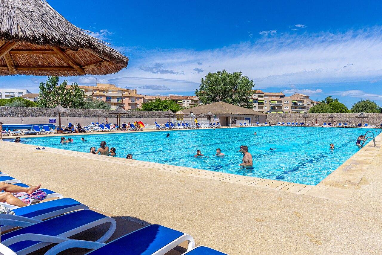 Piscina exterior familiar y bar en el camping VAGUES OCEANES Elys�e en Le Grau du Roi (30).