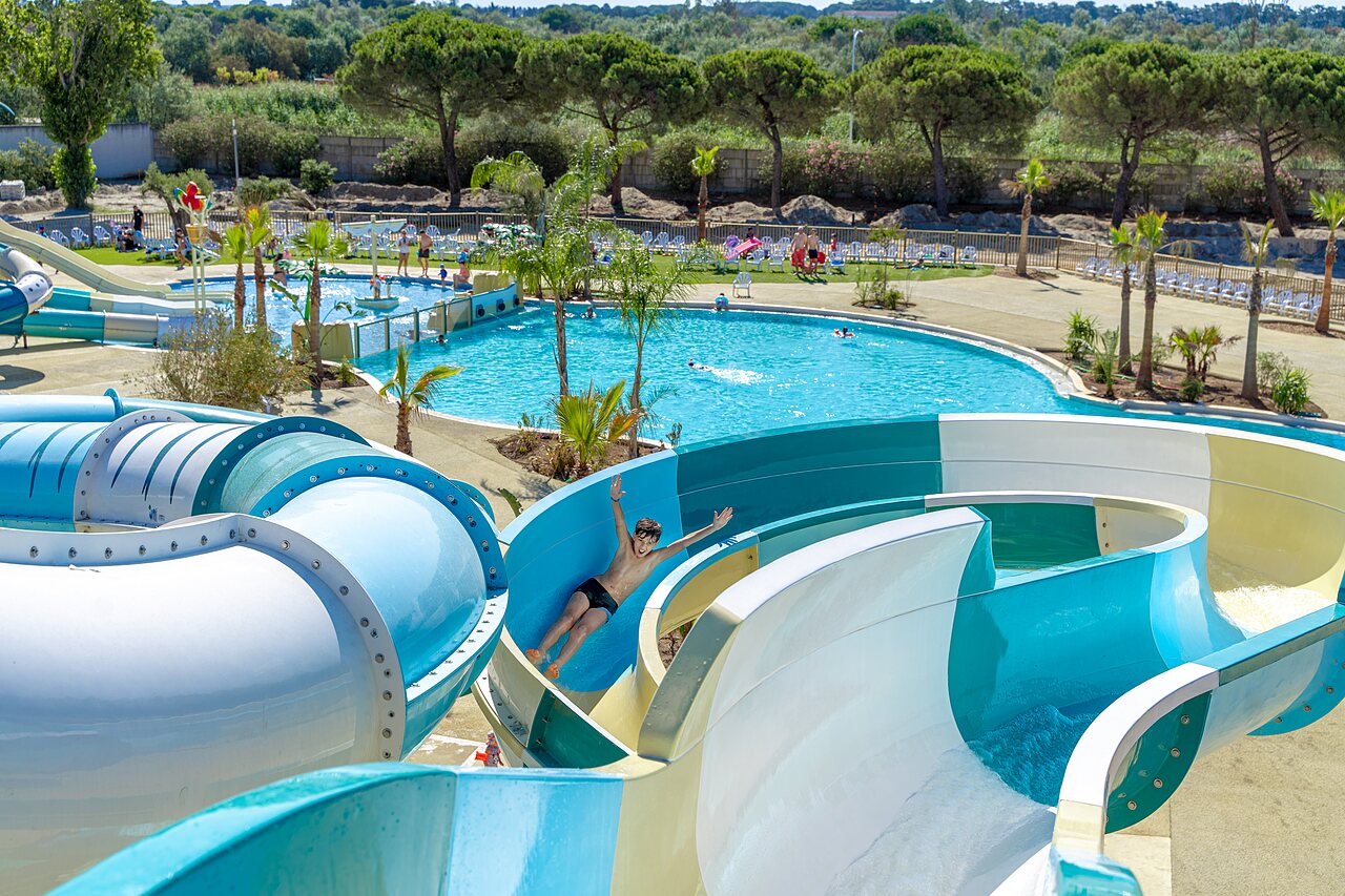 Tobog�n acu�tico y piscina exterior en el camping VAGUES OCEANES Elys�e en Le Grau du Roi (30).