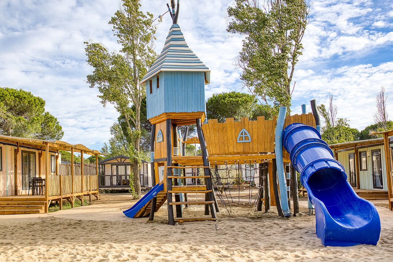 Zona de juegos, toboganes, estructura de madera, en el camping VAGUES OCEANES Elys�e en Le Grau du Roi (30).