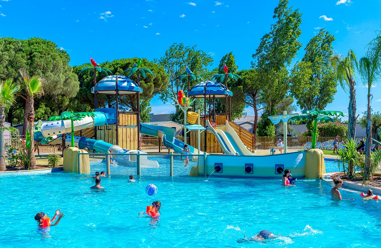 Piscina exterior, toboganes y juegos acu�ticos en el camping VAGUES OCEANES Elys�e en Le Grau du Roi (30).