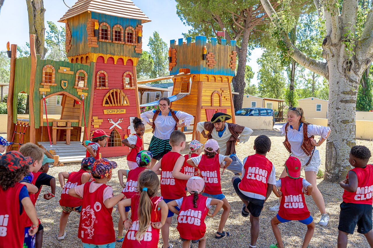 Animaci�n infantil Mini Club con castillo de juegos en el camping VAGUES OCEANES Elys�e en Le Grau du Roi (30).