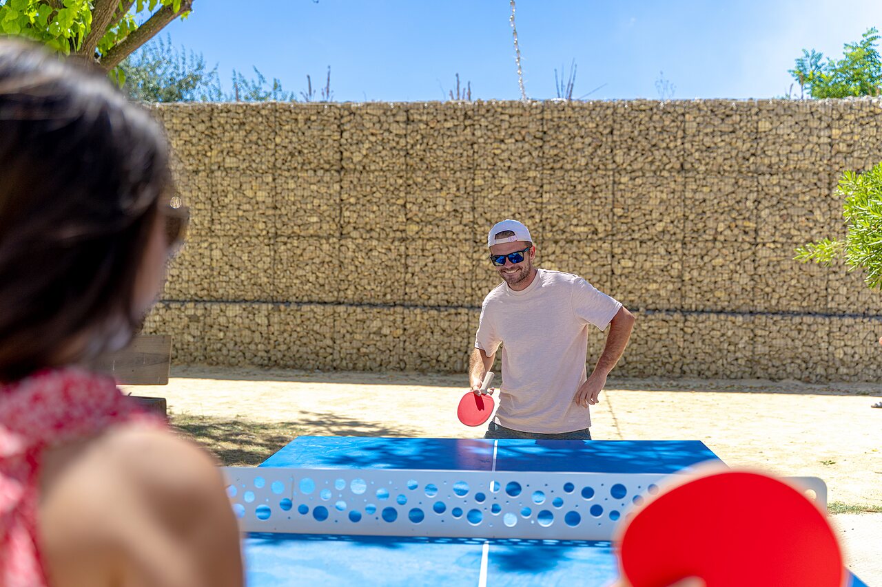 Partido de ping-pong al aire libre en el camping VAGUES OCEANES Elys�e en Le Grau du Roi.