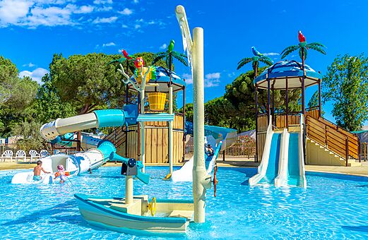 Piscina, toboganes y juegos acu�ticos infantiles en el camping VAGUES OCEANES Elys�e.