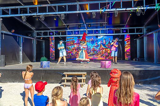 Espectáculo de animación infantil en escenario en camping VAGUES OCEANES Elysée, Le Grau du Roi.