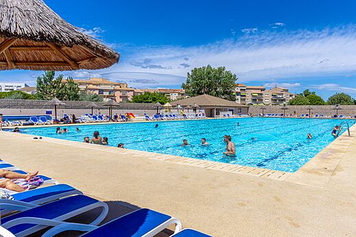 Piscina exterior, ba�istas, sillas en el camping VAGUES OCEANES Elys�e en Le Grau du Roi (30).