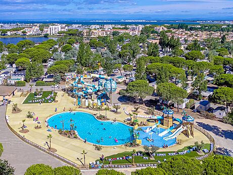 Piscina exterior, toboganes acu�ticos en camping VAGUES OCEANES Elys�e, Le Grau du Roi.