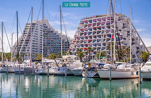 Puerto deportivo y arquitectura de las Pir�mides en La Grande Motte, Occitania.