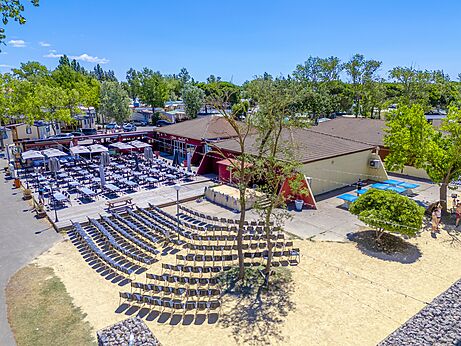 Restaurante, terraza y animación en el camping VAGUES OCEANES Elysée en Le Grau du Roi (30).