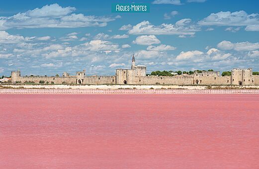Murallas históricas de Aigues-Mortes y sus famosas salinas rosas en Camargue.