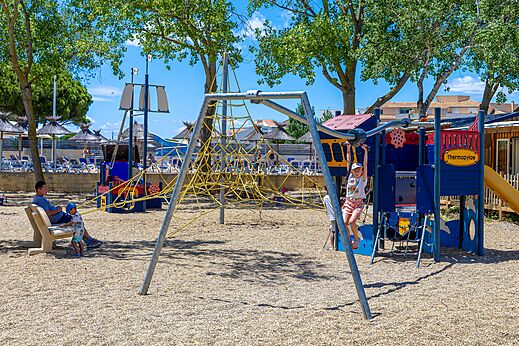 Área de juegos, red, tobogán en el camping VAGUES OCEANES Elysée en Le Grau du Roi (30).