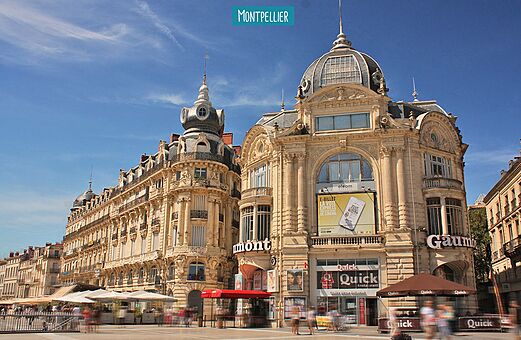 Fachadas hist�ricas y arquitectura ornamentada en una plaza animada de Montpellier, Occitania.
