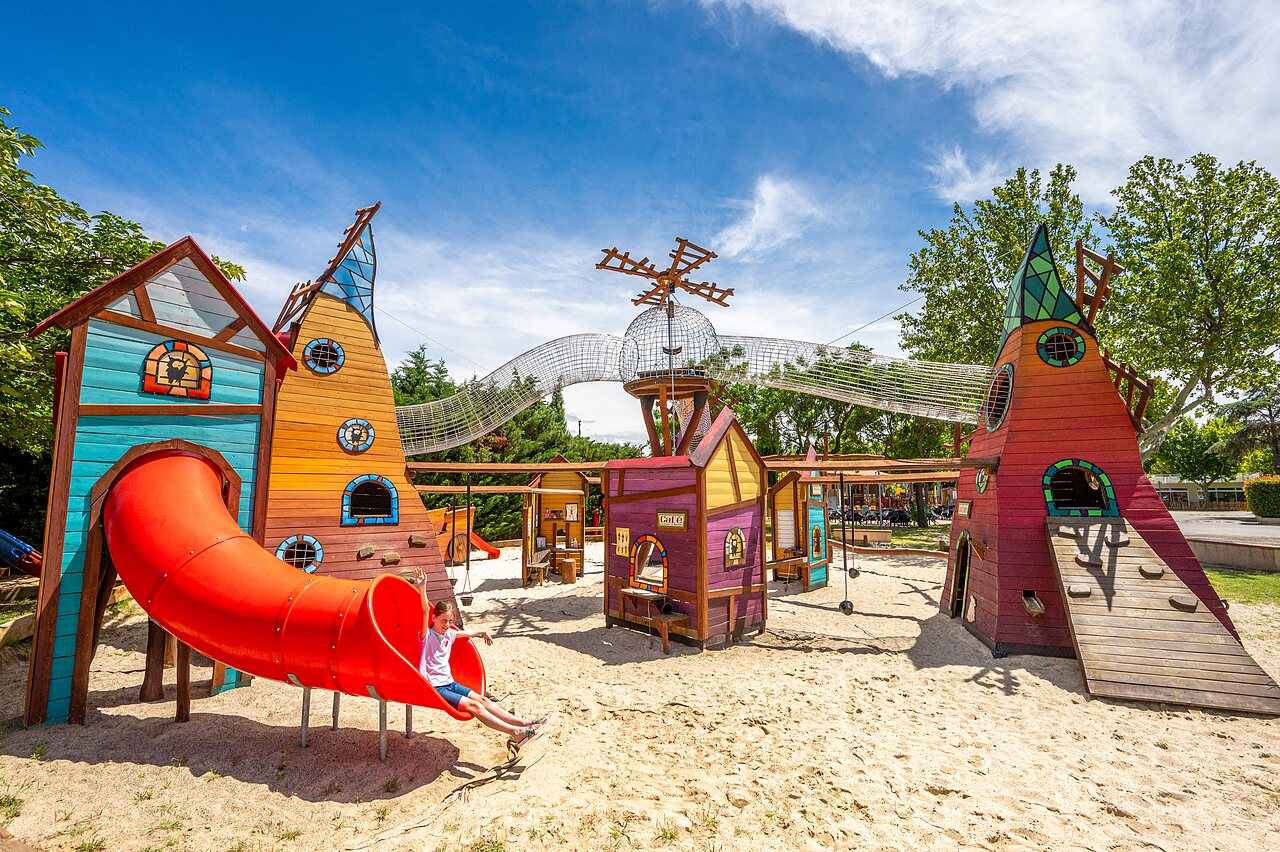 Parque infantil tem�tico, tobog�n y ni�o en CAPFUN El Moli, Elne (66).