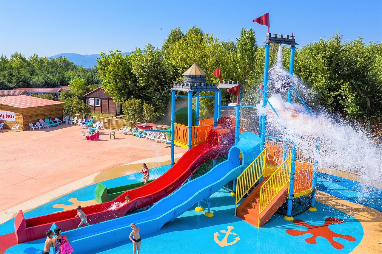 Toboganes coloridos y �rea de juegos acu�ticos en el camping CAPFUN El Moli en Elne (66).