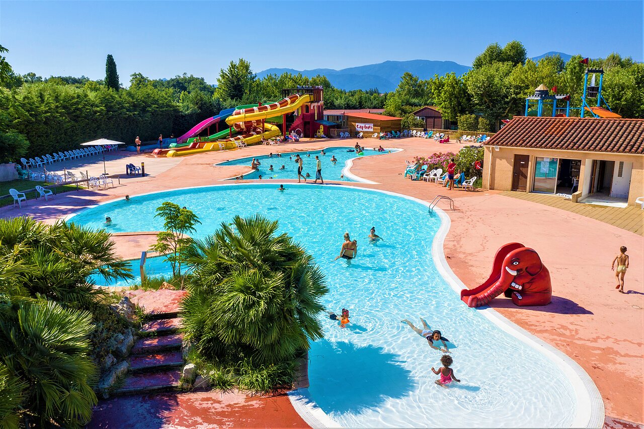 Gran zona acu�tica con piscinas, toboganes y ni�os en el camping CAPFUN El Moli en Elne (66).